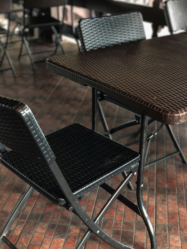 Chaise restaurant modèle cordoue noir : le choix raffiné et confortable